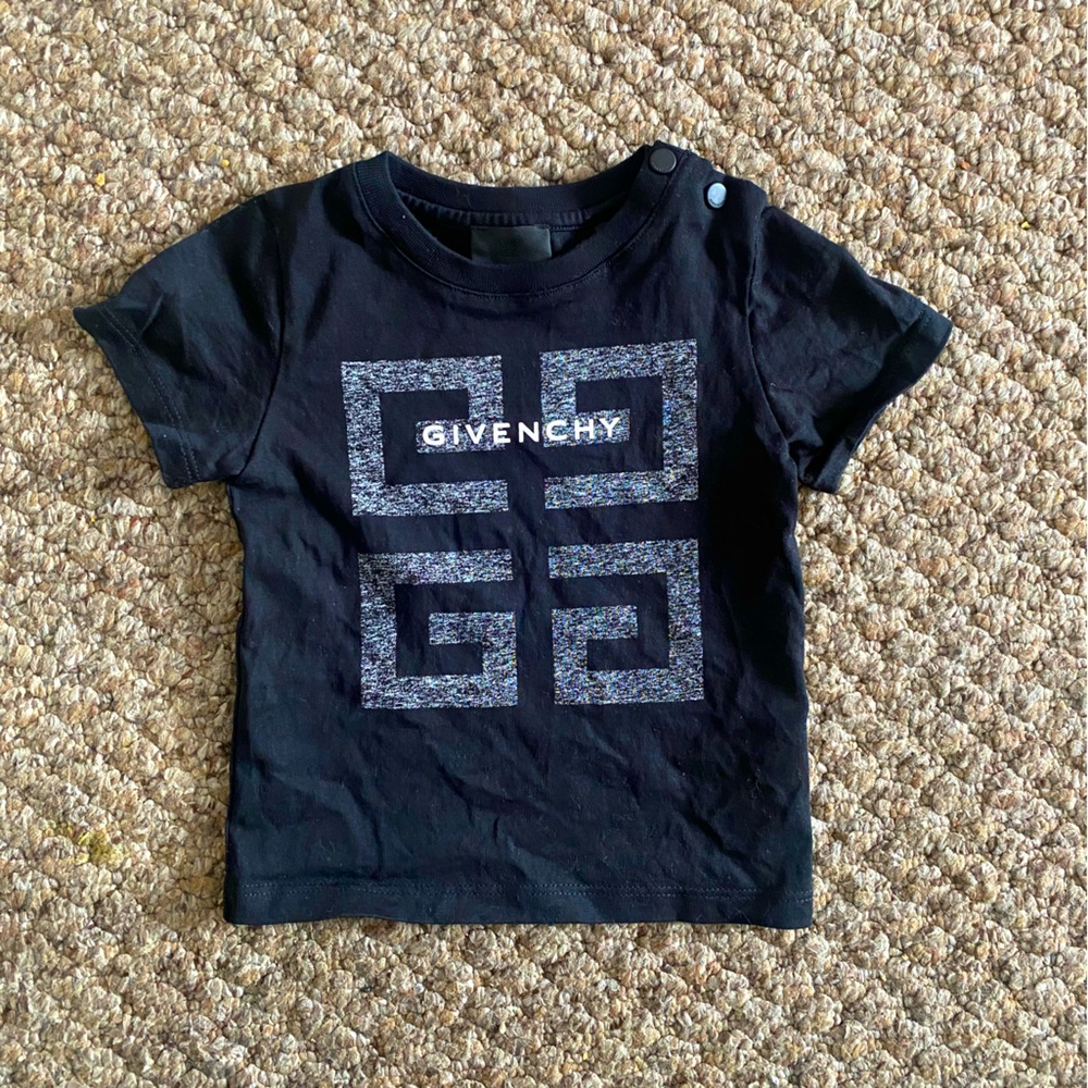 Givenchy kids tee in size 9M. Color black. Fit to size. Givenchy logo center